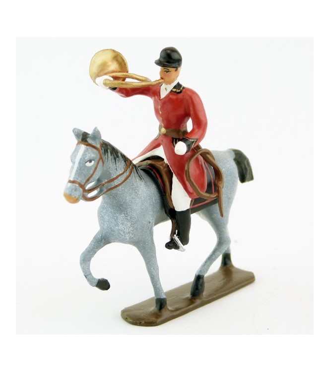 sonneur sonnant de la trompe sur cheval gris au pas