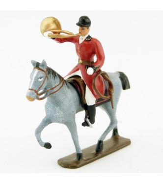 sonneur sonnant de la trompe sur cheval gris au pas