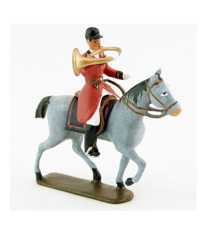 sonneur sonnant de la trompe sur cheval gris au pas