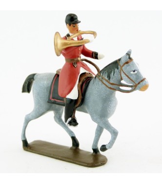 sonneur sonnant de la trompe sur cheval gris au pas