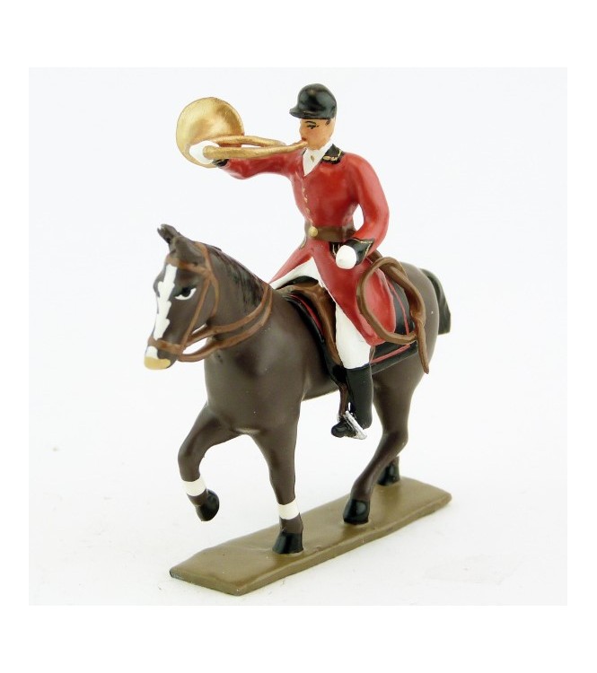 sonneur sonnant de la trompe sur cheval marron (bai) au pas