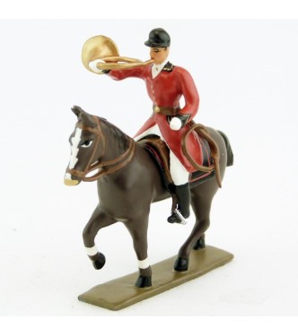 sonneur sonnant de la trompe sur cheval marron (bai) au pas