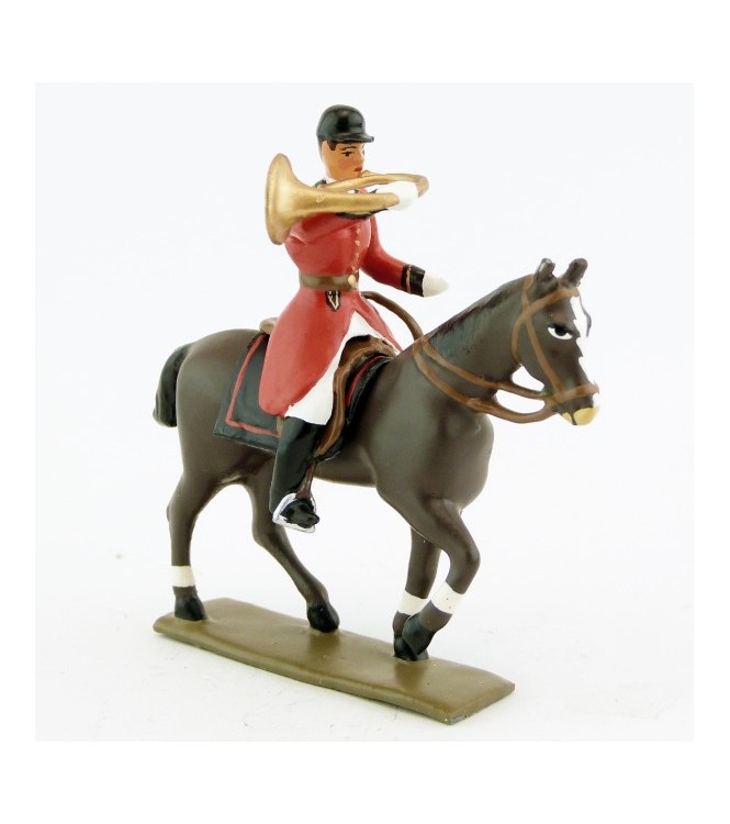 sonneur sonnant de la trompe sur cheval marron (bai) au pas