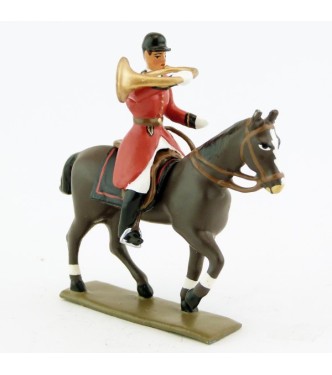 sonneur sonnant de la trompe sur cheval marron (bai) au pas