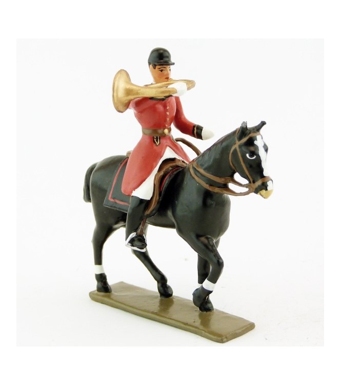 sonneur sonnant de la trompe sur cheval noir au pas