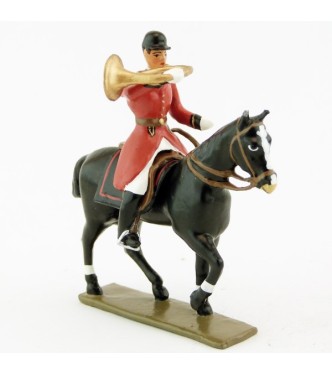 sonneur sonnant de la trompe sur cheval noir au pas