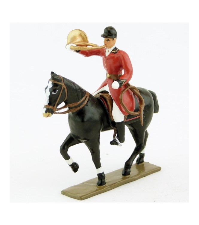 sonneur sonnant de la trompe sur cheval noir au pas