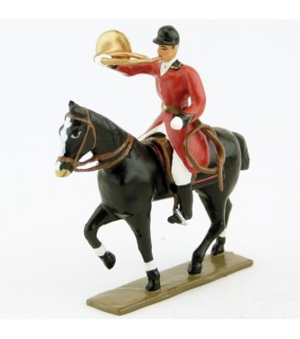 sonneur sonnant de la trompe sur cheval noir au pas
