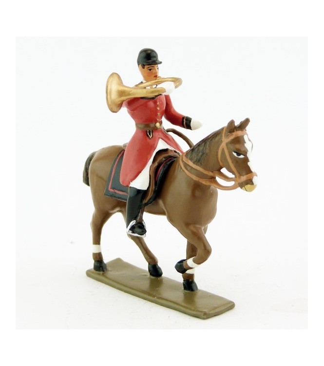 sonneur sonnant de la trompe sur cheval alezan au pas