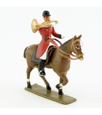 sonneur sonnant de la trompe sur cheval alezan au pas