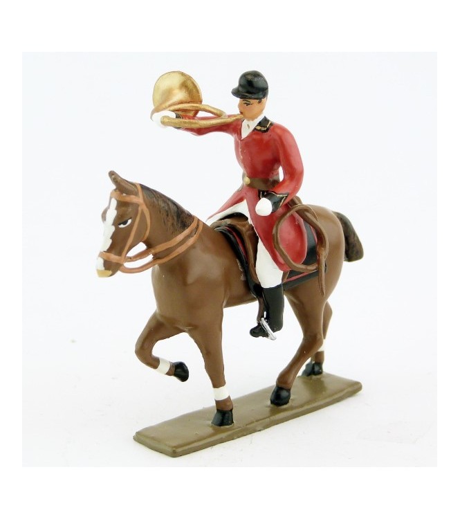 sonneur sonnant de la trompe sur cheval alezan au pas