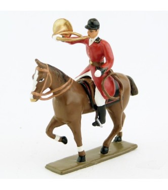 sonneur sonnant de la trompe sur cheval alezan au pas