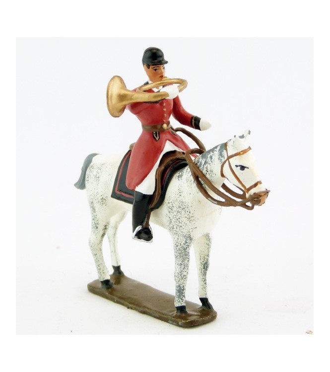 sonneur sonnant de la trompe sur cheval blanc debout