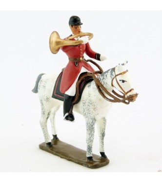 sonneur sonnant de la trompe sur cheval blanc debout