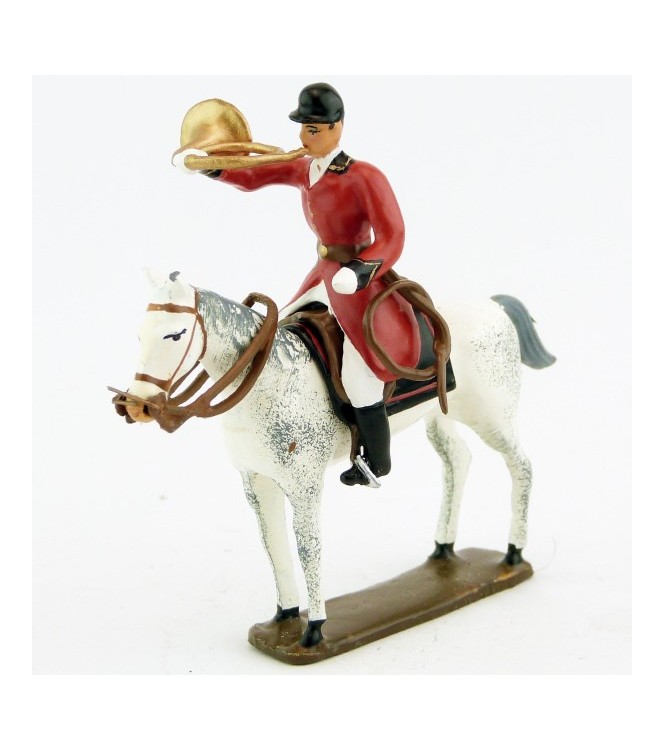 sonneur sonnant de la trompe sur cheval blanc debout