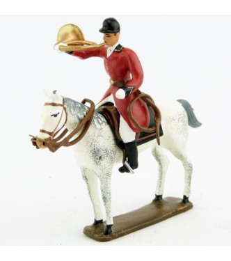 sonneur sonnant de la trompe sur cheval blanc debout