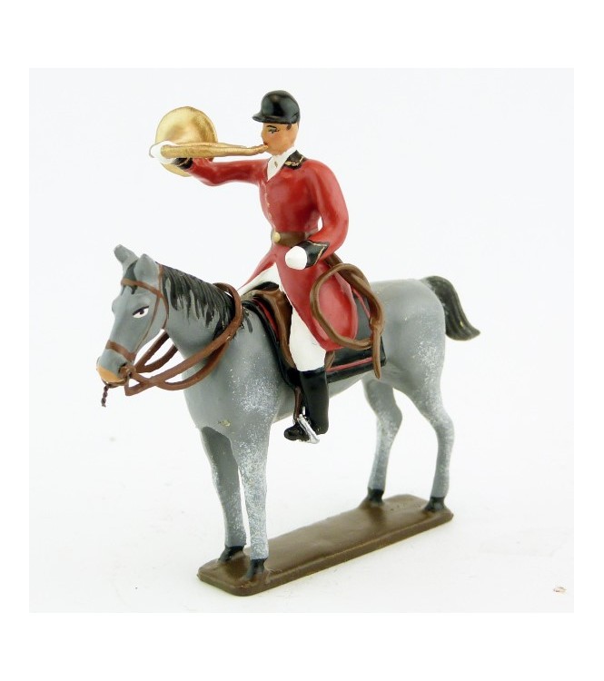 sonneur sonnant de la trompe sur cheval gris debout