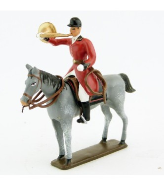 sonneur sonnant de la trompe sur cheval gris debout