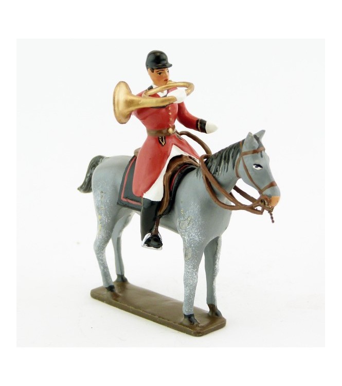 sonneur sonnant de la trompe sur cheval gris debout