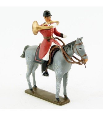 sonneur sonnant de la trompe sur cheval gris debout