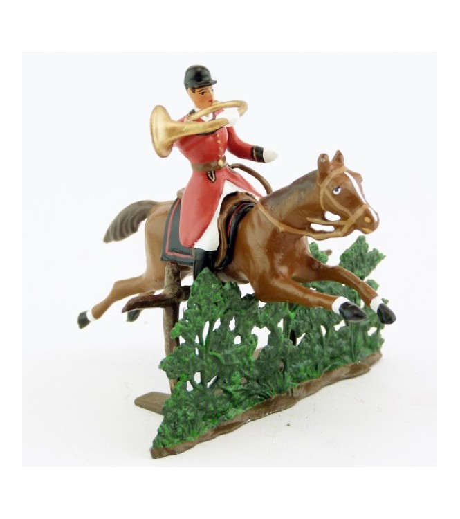 sonneur sonnant de la trompe sur cheval alezan sautant haie + barrière