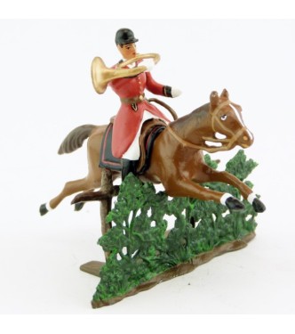 sonneur sonnant de la trompe sur cheval alezan sautant haie + barrière