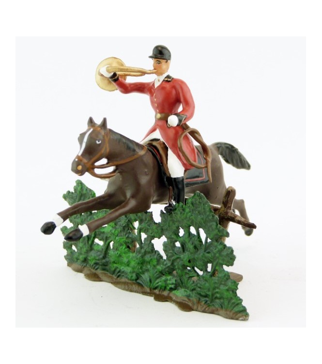 sonneur sonnant de la trompe sur cheval marron (bai) sautant haie + barrière