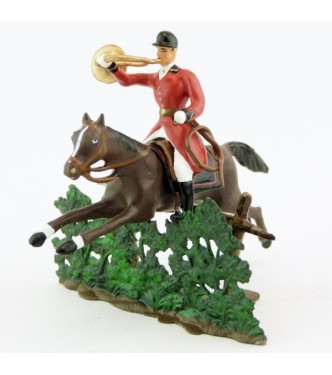 sonneur sonnant de la trompe sur cheval marron (bai) sautant haie + barrière