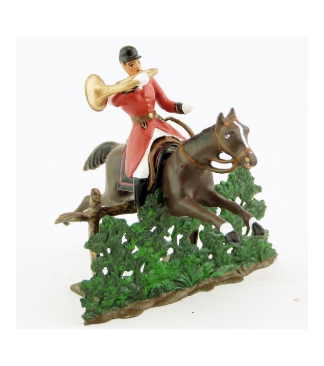 sonneur sonnant de la trompe sur cheval marron (bai) sautant haie + barrière