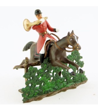 sonneur sonnant de la trompe sur cheval marron (bai) sautant haie + barrière