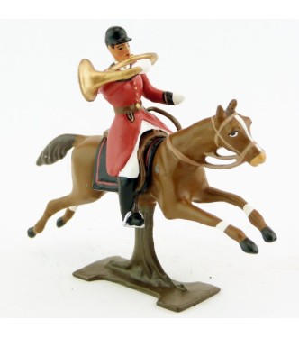 sonneur sonnant de la trompe sur cheval alezan au galop (sur tronc)