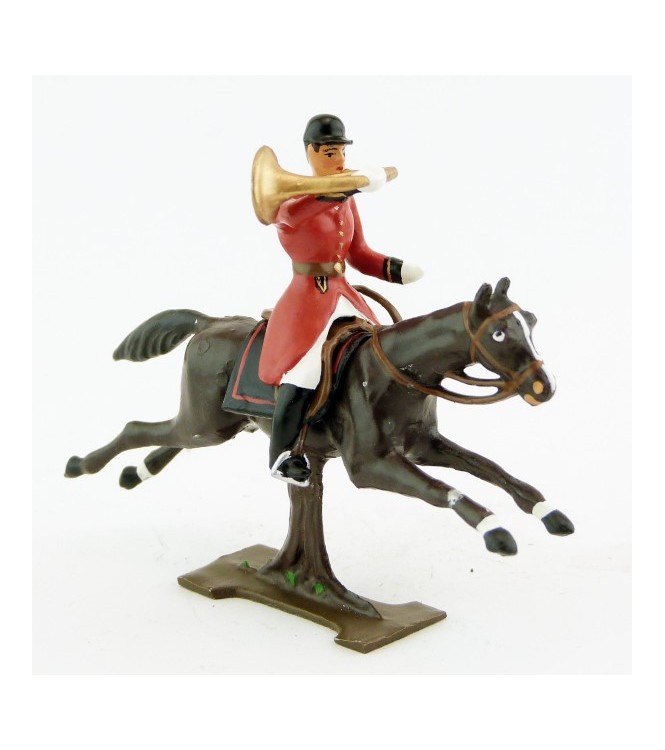 sonneur sonnant de la trompe sur cheval marron (bai) au galop (sur tronc)