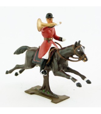 sonneur sonnant de la trompe sur cheval marron (bai) au galop (sur tronc)