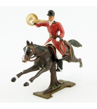 sonneur sonnant de la trompe sur cheval marron (bai) au galop (sur tronc)