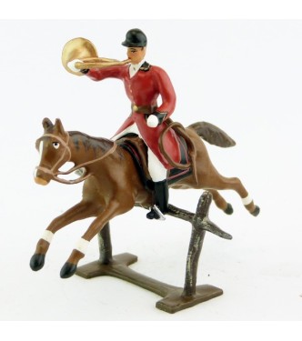 sonneur sonnant de la trompe sur cheval alezan sautant barrière