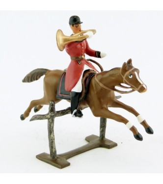 sonneur sonnant de la trompe sur cheval alezan sautant barrière