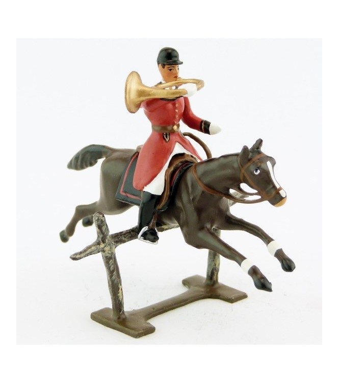 sonneur sonnant de la trompe sur cheval marron (bai) sautant barrière