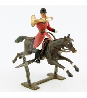 sonneur sonnant de la trompe sur cheval marron (bai) sautant barrière