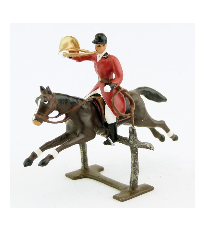 sonneur sonnant de la trompe sur cheval marron (bai) sautant barrière