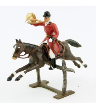 sonneur sonnant de la trompe sur cheval marron (bai) sautant barrière