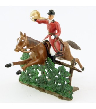 sonneur sonnant de la trompe sur cheval alezan sautant haie + barrière