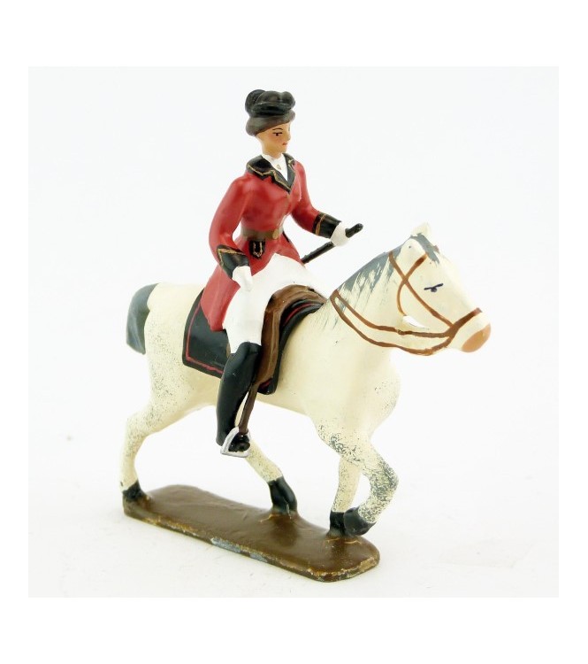 cavalière (cravache) sur cheval blanc au pas