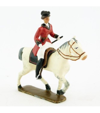 cavalière (cravache) sur cheval blanc au pas