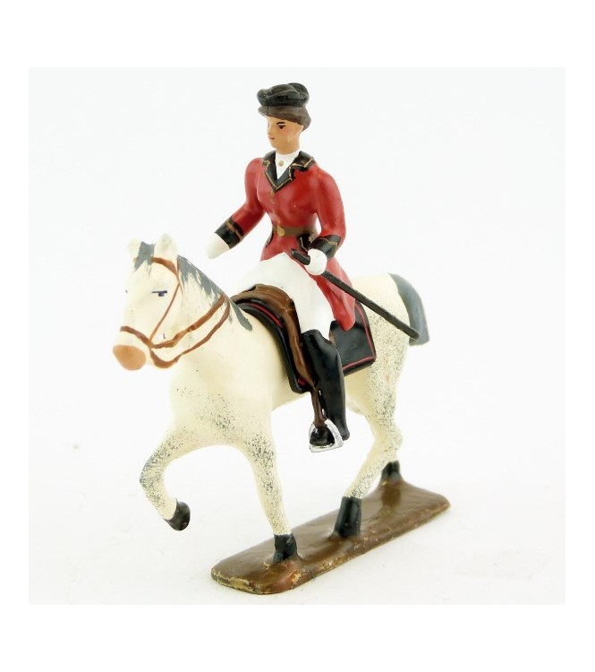 cavalière (cravache) sur cheval blanc au pas