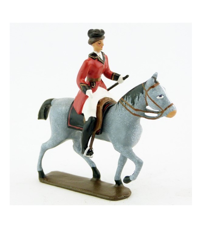 cavalière (cravache) sur cheval gris au pas