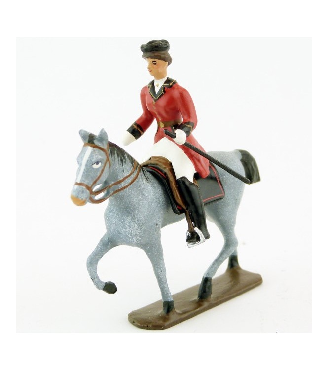 cavalière (cravache) sur cheval gris au pas