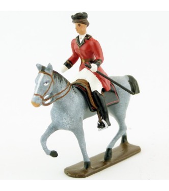 cavalière (cravache) sur cheval gris au pas