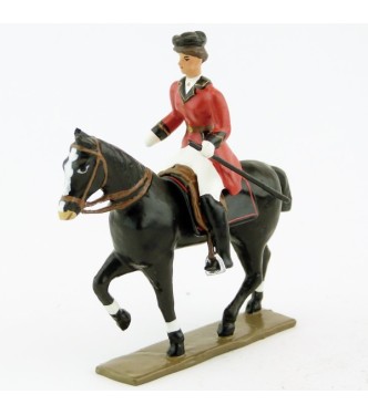cavalière (cravache) sur cheval noir au pas