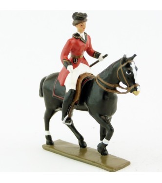 cavalière (cravache) sur cheval noir au pas