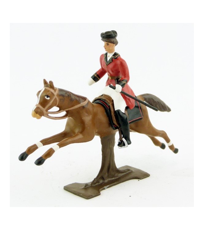cavalière (cravache), redingote rouge, sur cheval alezan au galop (sur tronc)